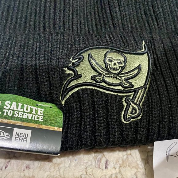 100% New Era 2020 Tampa Bay Buccaneers Salute To Service Knit Hat NFL Sport Cap - Picture 3 of 7